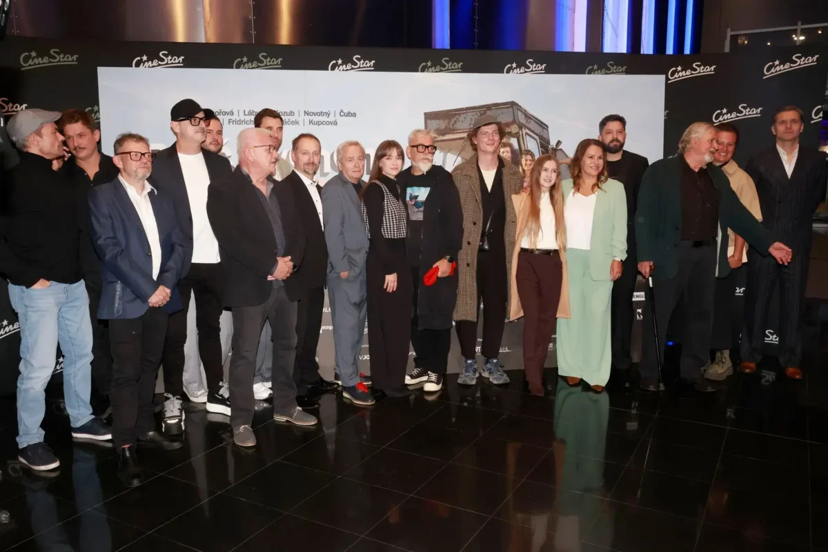 Herci stojí vedle sebe na premiéře filmu Proč bychom se nezabili