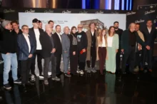 Herci stojí vedle sebe na premiéře filmu Proč bychom se nezabili