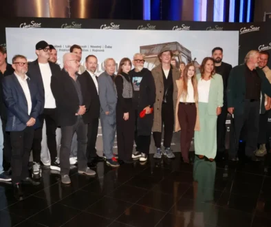 Herci stojí vedle sebe na premiéře filmu Proč bychom se nezabili