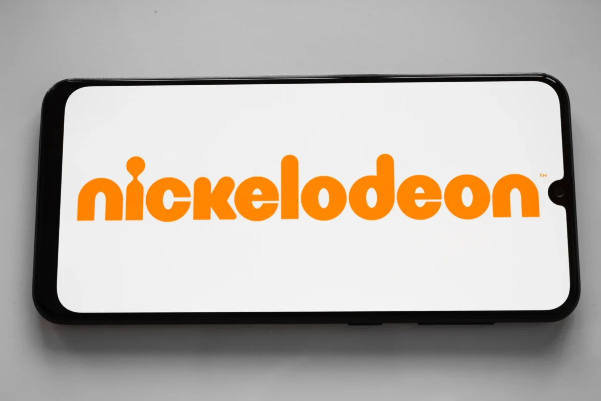 shutterstock_1394574995-2 | TVGURU.cz Nápis Nickelodeon na telefonu
