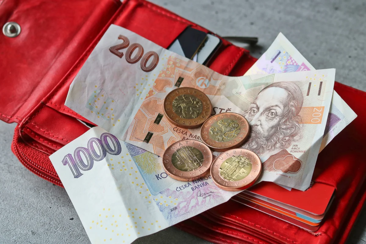 shutterstock_2355432887-2 | TVGURU.cz Na peněžence leží české bankovky.