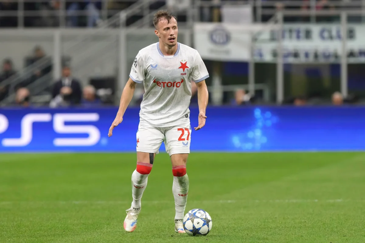 Tomáš Vlček stojí u balonu.