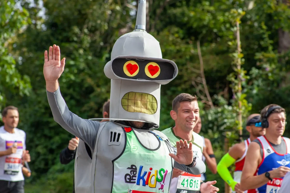 běžec v převleku za bendera futurama