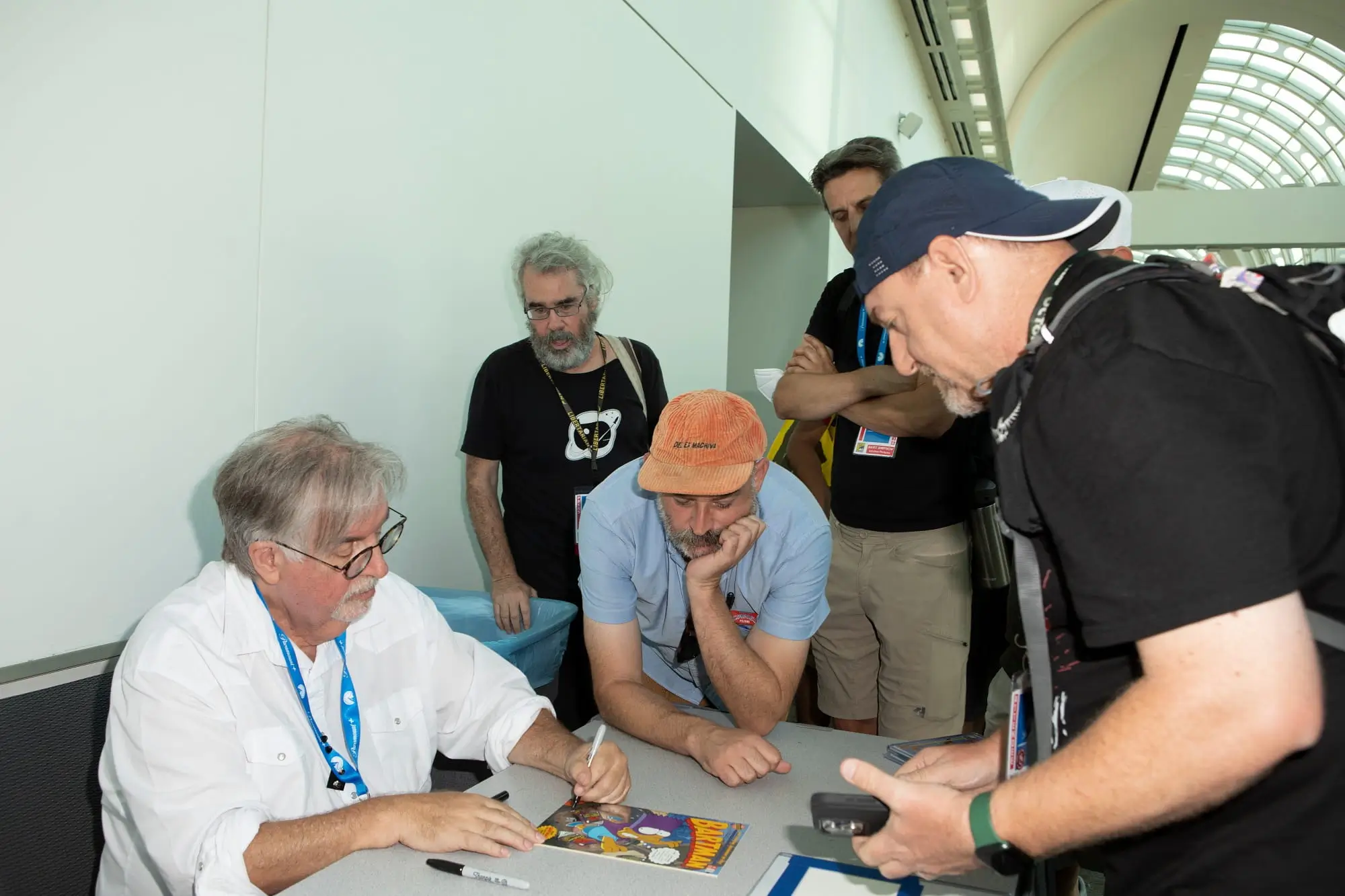 matt groening podepisuje komiks