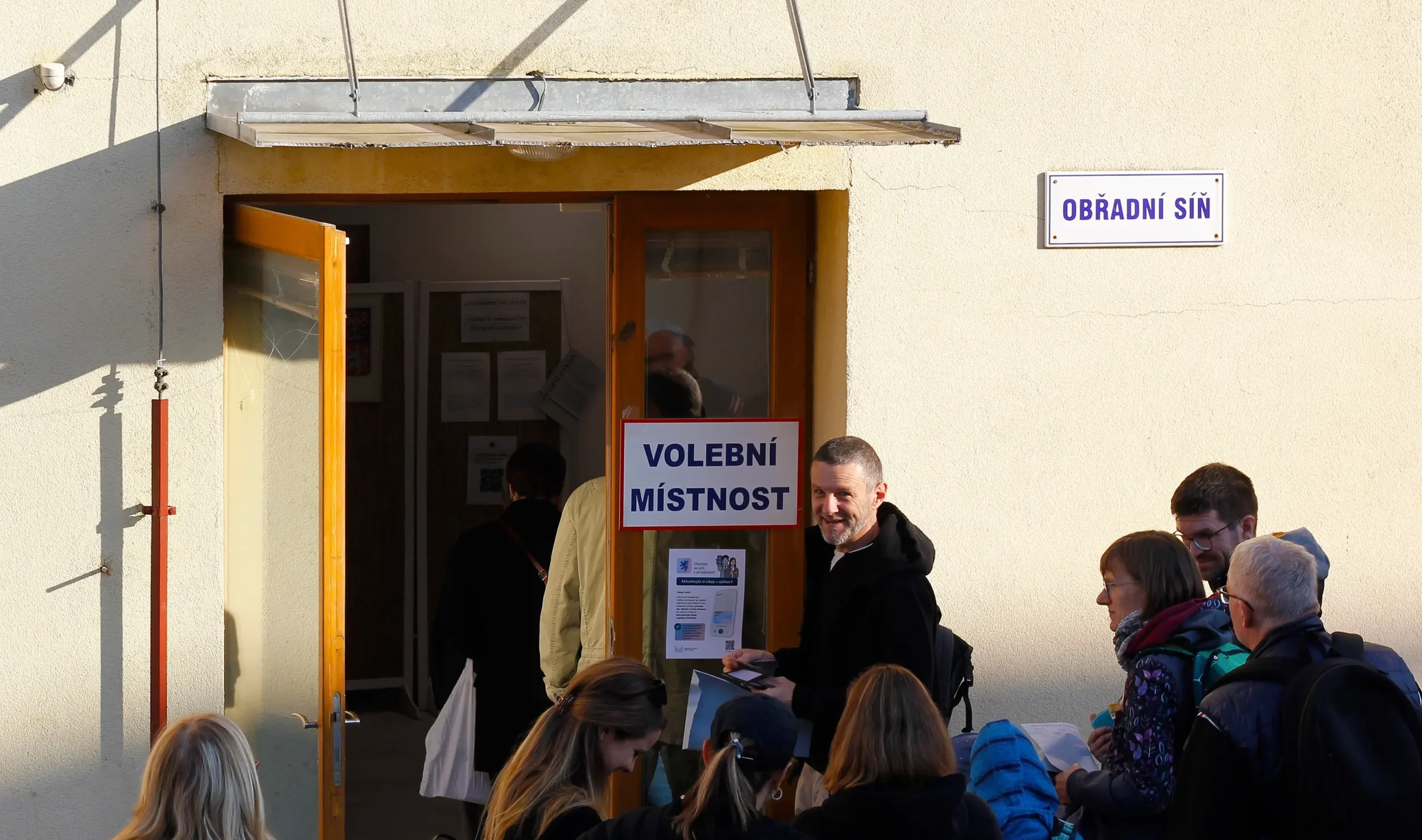 Lidé čekající na volební místnost