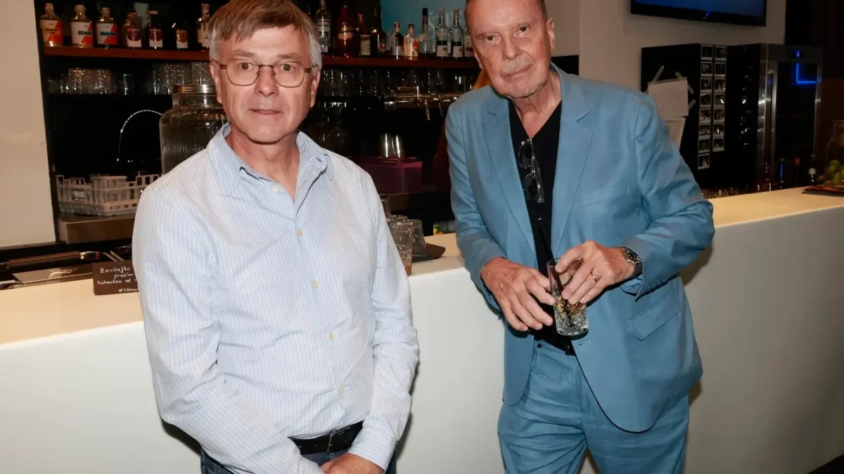 Muž v bílé košili a muž v obleku