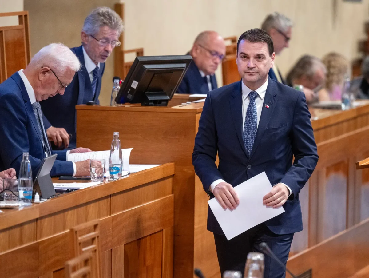 Také Macinka bojuje za zachování koruny. Zdroj: Profimedia | TVGURU.cz Muž v obleku