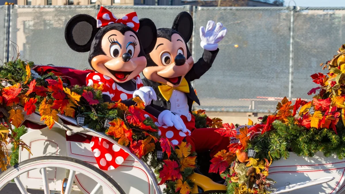 Mickey Mouse v životní velikosti v kočáře