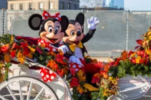 Mickey Mouse v životní velikosti v kočáře
