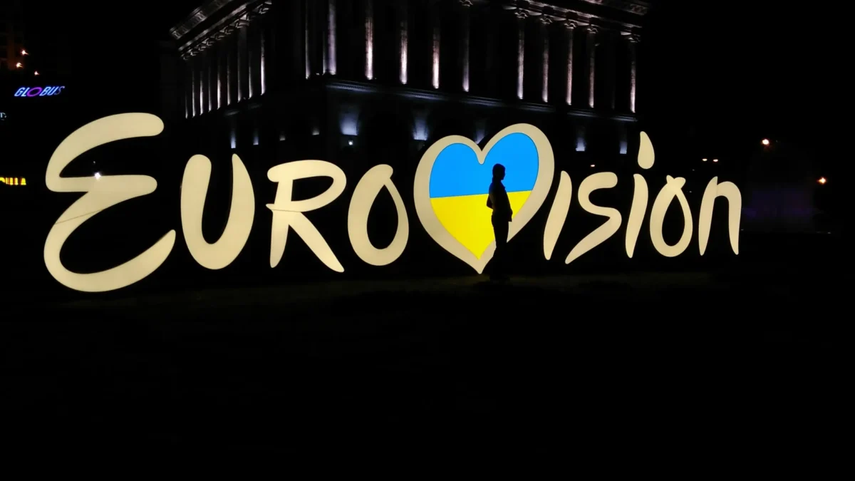 Nápis Eurovize na černém pozadí.