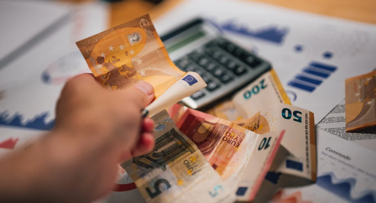 Česko slíbilo, že euro v budoucnu přijme. Zdroj: Shutterstock | TVGURU.cz Kalkulačka a eura v ruce