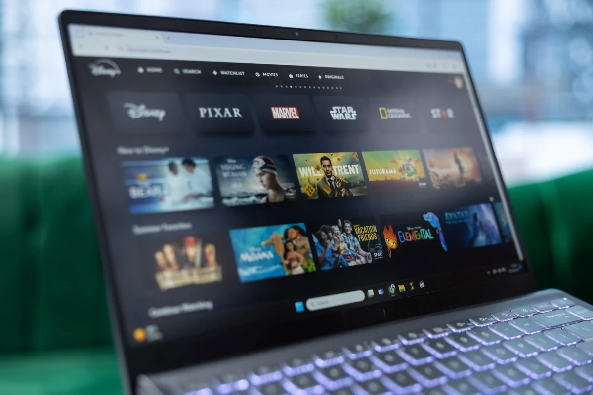 Disney+ představil premiérové díly druhé řady. Zdroj: Shutterstock | TVGURU.cz Počítač s nabídkou Disney+
