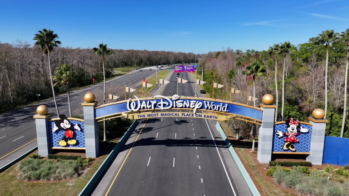 Myšák se stal symbolem Disney Landu. Zdroj: Shutterstock | TVGURU.cz Brána do Disneylandu