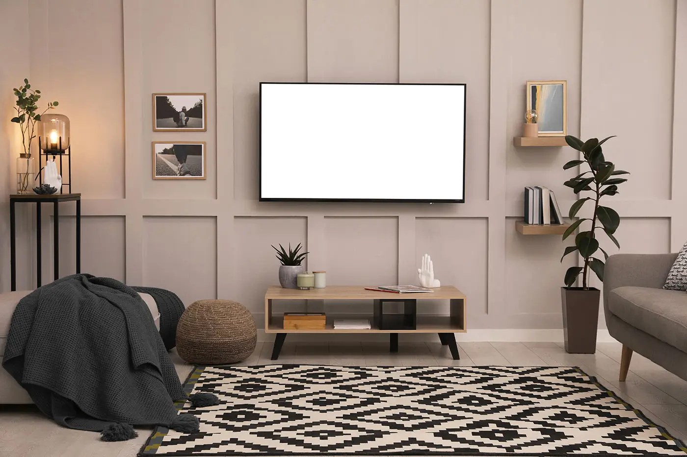 Obývací pokoj v minimalistickém stylu s prázdnou televizní obrazovkou na zdi