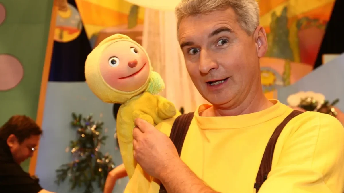 Michal Nesvadba má na rameni maňáska Františka.