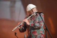 Jiří Stivín hraje na flétnu.
