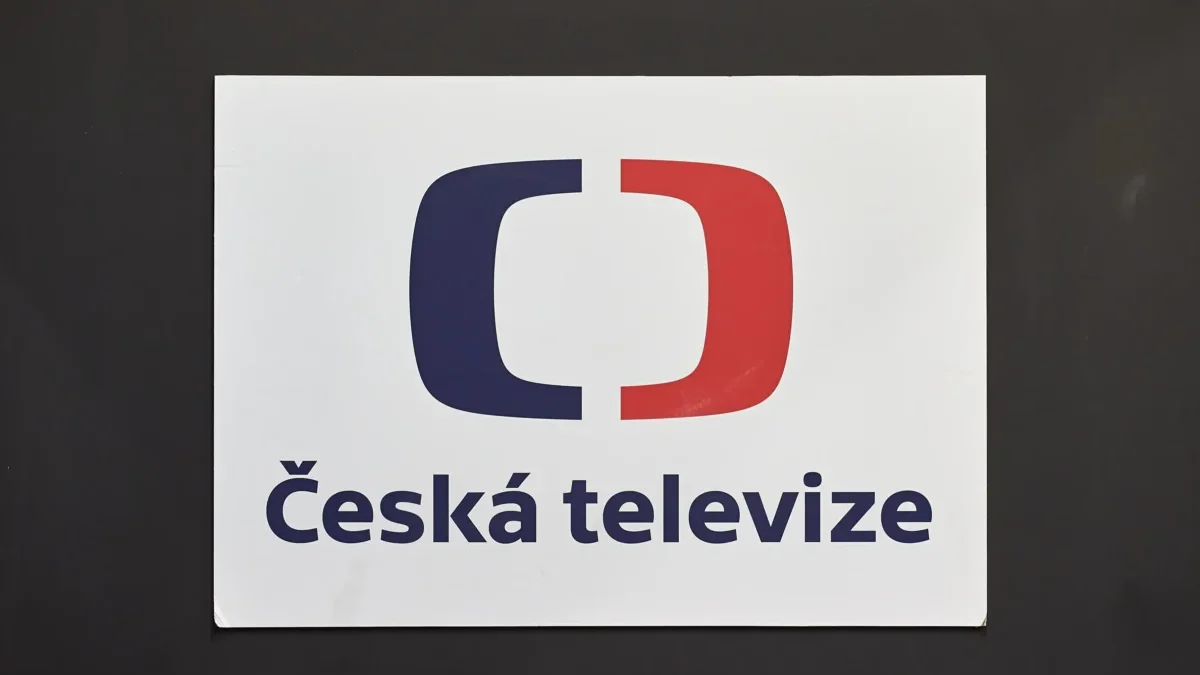 Cedule s logem a nápisem Česká televize