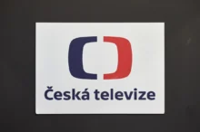 Cedule s logem a nápisem Česká televize
