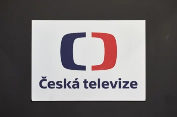 Cedule s logem a nápisem Česká televize