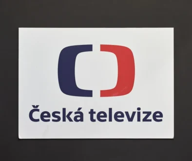 Cedule s logem a nápisem Česká televize