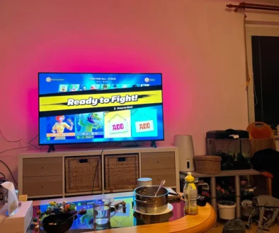 V obýváku hraje televize.