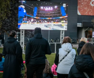 fanoušci sledují sportovní přenos venku