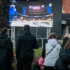 fanoušci sledují sportovní přenos venku
