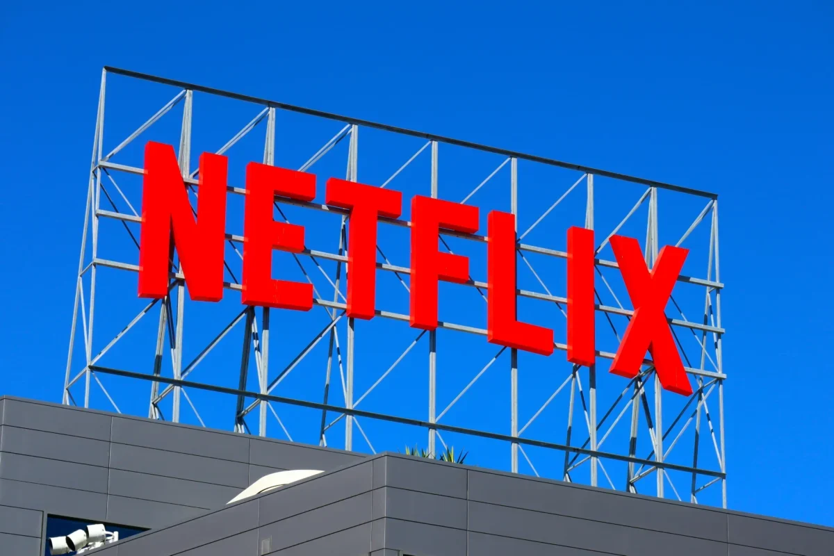 Nápis Netflix na budově
