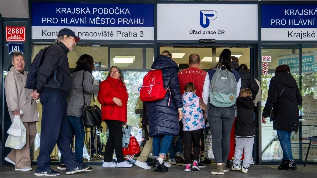 Lidé ve frontě na úřadu práce.