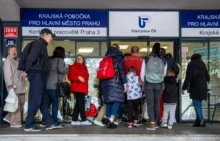 Lidé ve frontě na úřadu práce.