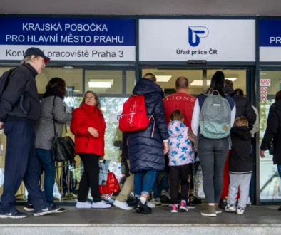 Lidé ve frontě na úřadu práce.
