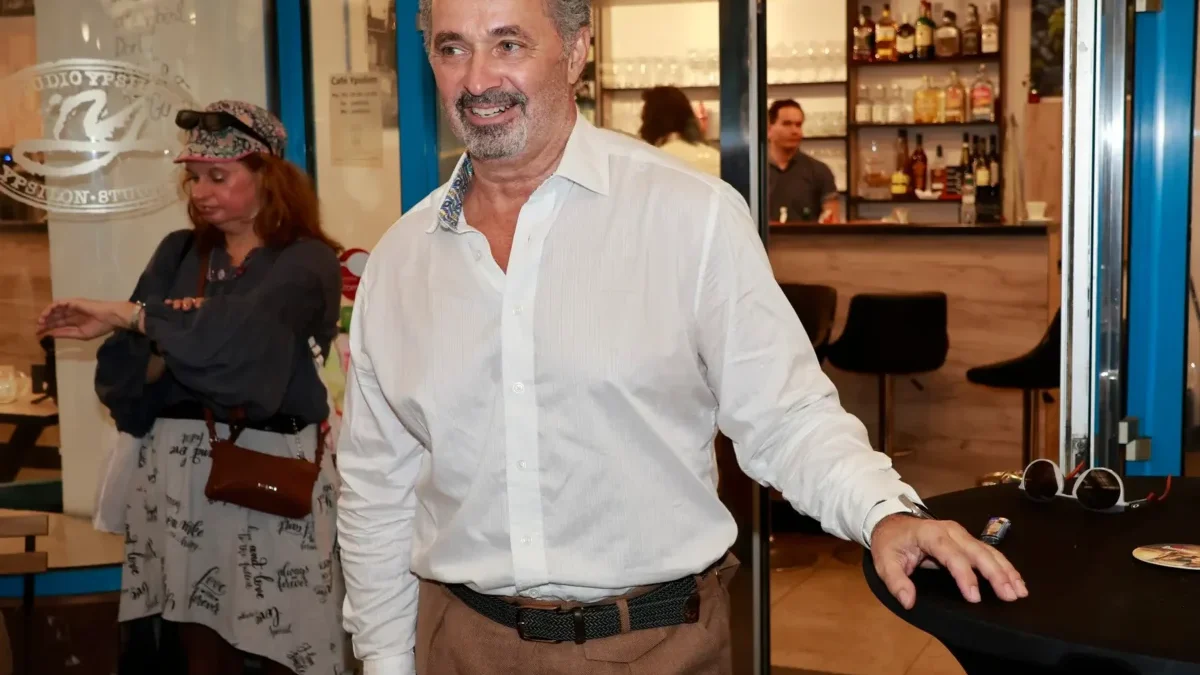 Martin Dejdar se opírá a směje se.