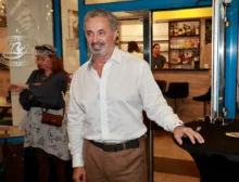 Martin Dejdar se opírá a směje se.