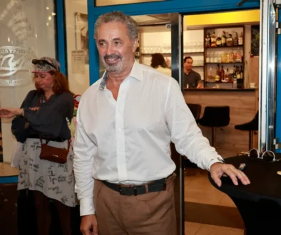 Martin Dejdar se opírá a směje se.