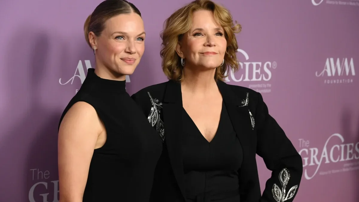 Tracy Spiridakos stojí vedle ženy.