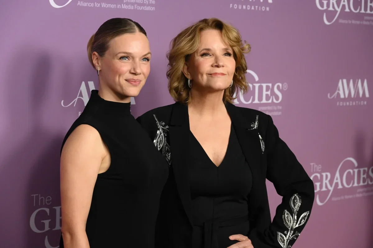 Tracy Spiridakos stojí vedle ženy.