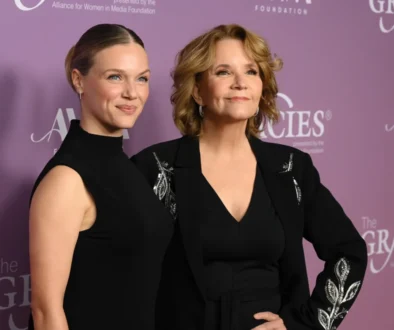 Tracy Spiridakos stojí vedle ženy.