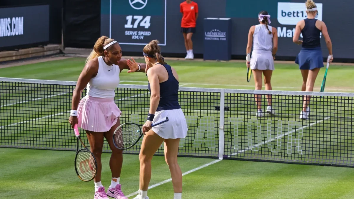 Serena Williamsová při čtyřhře s Karolínou Muchovou