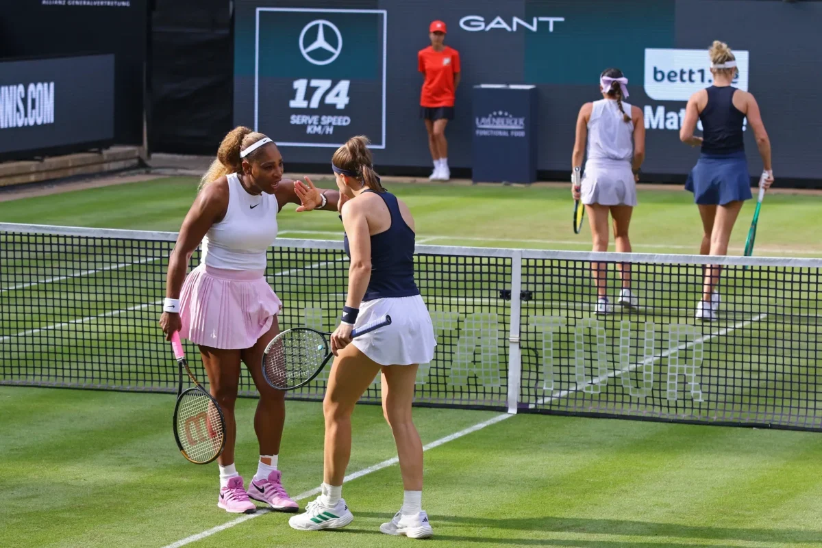 Serena Williamsová při čtyřhře s Karolínou Muchovou