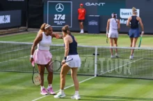 Serena Williamsová při čtyřhře s Karolínou Muchovou