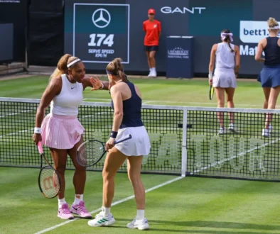 Serena Williamsová při čtyřhře s Karolínou Muchovou