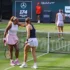 Serena Williamsová při čtyřhře s Karolínou Muchovou