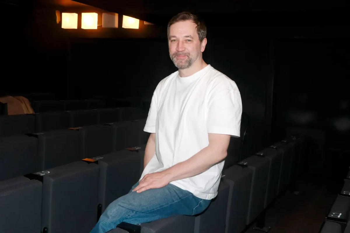 Ondřej Sokol vyrůstal v Šumperku. Zdroj: Profimedia | TVGURU.cz Muž v riflích a tričku s krátkým rukávem
