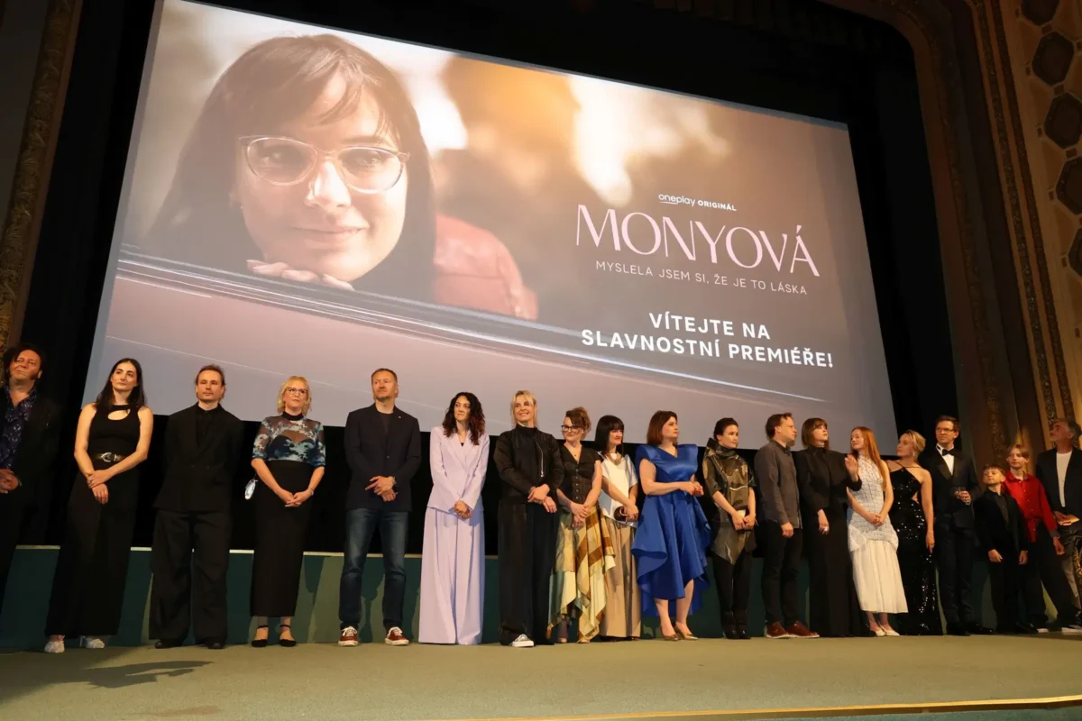Herci vedle sebe stojí na premiéře seriálu Monyová.