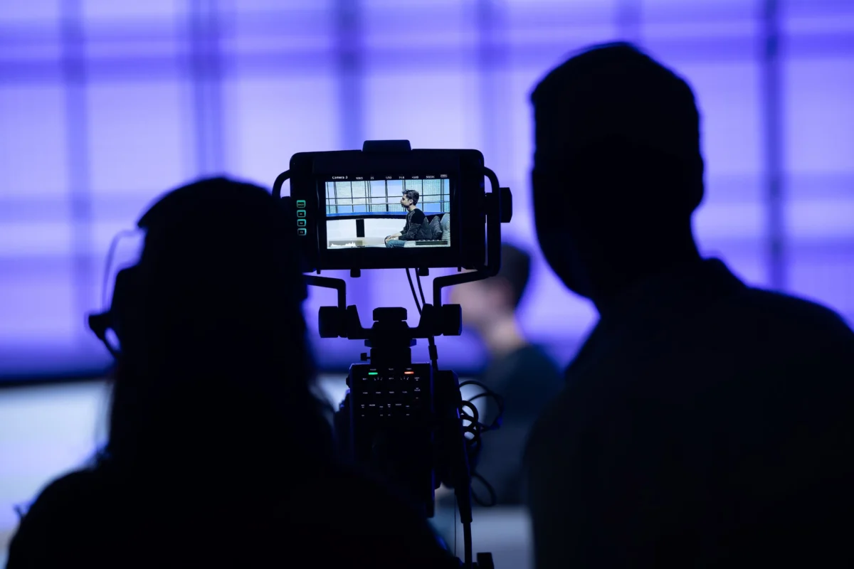 Během natáčení bývá většina soutěžících nervózních. Zdroj: Shutterstock | TVGURU.cz Natáčení ve fialovém studiu