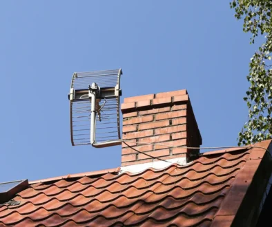 Na střeše za komínem je televizní anténa k chytání televizního signálu