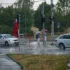 Deštivý den v hlavním městě České republiky a záběr na ulici s auty a lidmi s deštníky