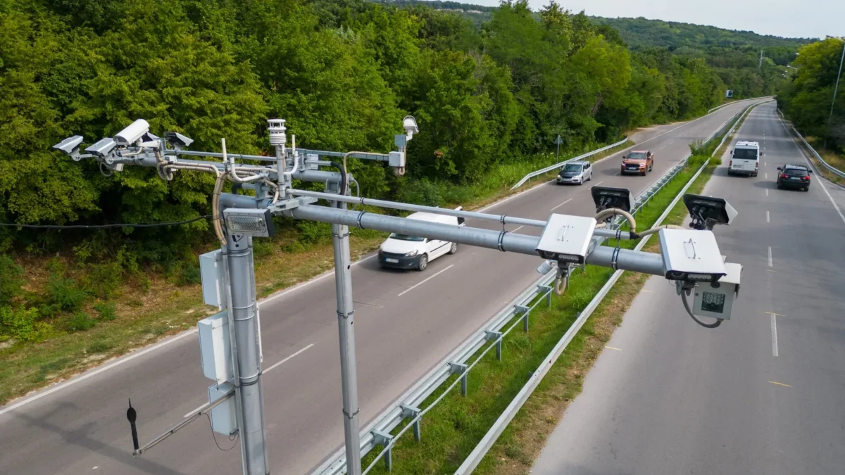 Kamery měří rychlost na dálnici.
