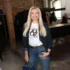 Žena v bílém triku a černém saku