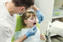 Dítě s otevřenou pusou u zubaře